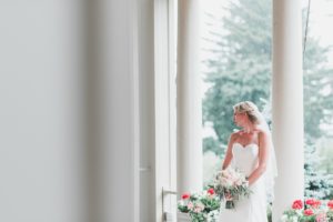 bride holding bouquet skytop lodge poconos